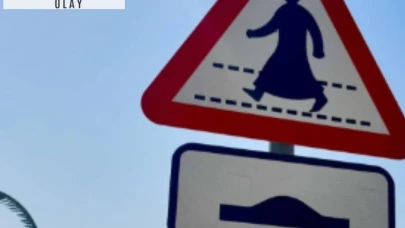 Gören dönüp bir daha bakıyor: Yeni trafik levhası çok şaşırttı