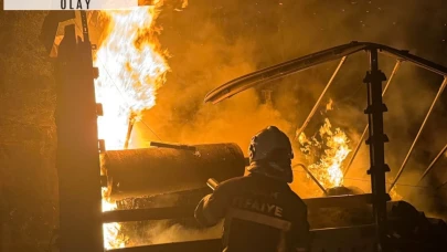 Uşak'ta seyir halindeki TIR'ın dorsesi alev aldı