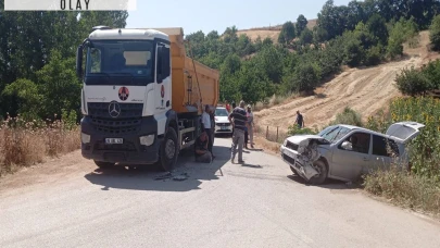 Hafriyat kamyonuyla çarpışan otomobildeki 2 kişi yaralandı