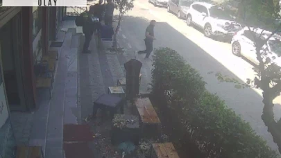 Kıraathane sahibiyle tartıştı diye müşterilerin üzerine çöp attı