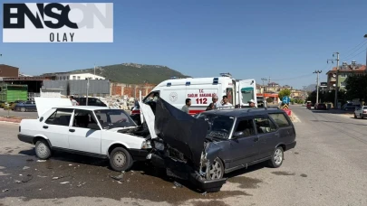 Bucak’ta Kavşakta Tofaş Otomobiller Çarpıştı