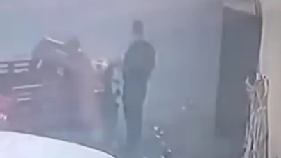 Otomobille çarpışan motosikletin sürücüsü yaralandı; kaza anı kamerada