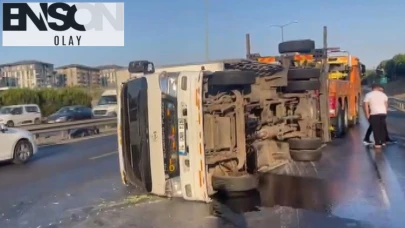 Başakşehir TEM Otoyolu'nda kamyonet devrildi; trafik yoğunluğu oluştu