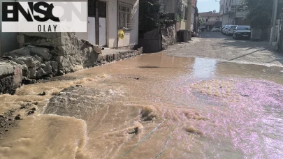 İçme suyu hattı patladı, çarşı merkezi sular altında kaldı