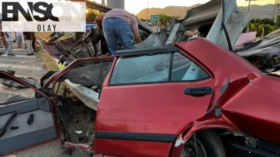 Bariyerlere çarpan otomobil kağıt gibi ezildi; sürücüsü öldü