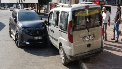 Kızını markete bıraktıktan 3 dakika sonra otomobiline çarptılar