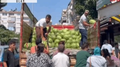 Babasının ölüm yıldönümünde 1 kamyon karpuz dağıttı