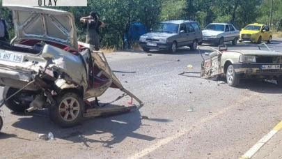 Malatya'da otomobil kağıt gibi ikiye ayrıldı