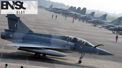 Hindistan'da askeri jet düştü