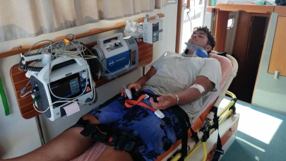 Teknede düşerek yaralanan personel, deniz ambulansıyla tahliye edildi