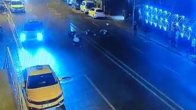 Beşiktaş’ta ters yönden gelen motosikletle kafa kafaya çarpıştı: 2’si ağır 3 yaralı; kaza kamerada