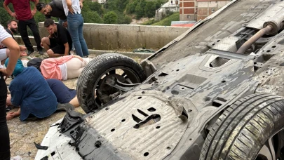 Sürücüsünün park etmek için manevra yaptığı otomobil yamaçtan yuvarlandı; 1'i ağır, 5 yaralı