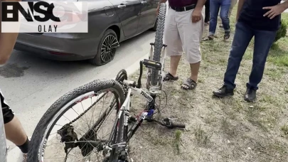 Kırmızı ışıkta geçen bisikletliye otomobil çarptı