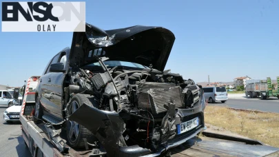 3 araç kavşakta çarpıştı; 2'si çocuk 5 yaralı