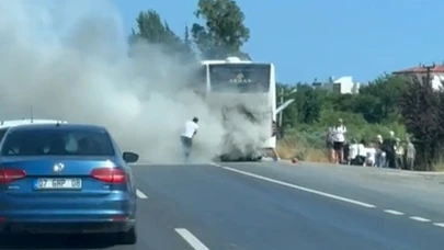 Seyir halindeki tur otobüsü yandı