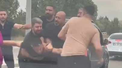 Trafikte tekmeli-yumruklu kavga kamerada