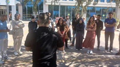 Harran Üniversitesi’nde öğrenciler derslik olmayınca bahçede derse başladı