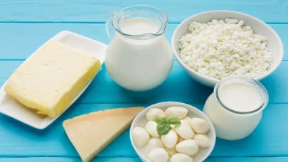 Natamisin, doğal bir mantar olan Streptomyces natalensis türünden elde edilen bir antibiyotiktir. Gıda endüstrisinde özellikle peynir, süt ürünleri, salam, sucuk gibi ürünlerin küflenmesini önlemek amacıyla koruyucu olarak kullanılmaktadır. Ancak, natamisinin aşırı tüketimi bazı insanlarda alerjik reaksiyonlara yol açabilir. Ayrıca, natamisinin yüksek dozlarda kullanımının baş ağrısı, mide bulantısı, karın ağrısı gibi yan etkilere neden olabileceği bilinmektedir. Bu nedenle, natamisin içeren gıda ürünlerinin tüketiminde dikkatli olunması ve günlük alım miktarına dikkat edilmesi önemlidir.