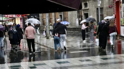 Sıcaklıklar düşüyor: Meteoroloji'den 13 il için fırtına ve kuvvetli yağış uyarısı