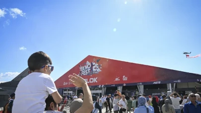 Teknoloji ve gençlerin buluşma noktası olan TEKNOFEST, İstanbul'da muhteşem bir etkinliğe ev sahipliği yaptı: 4 gün boyunca heyecan doruktaydı! Yer yerinden oynayan festival, tam 32 bin ziyaretçiyi ağırlayarak büyük ilgi gördü.