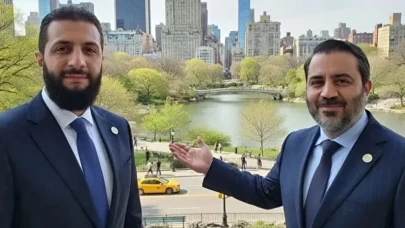 Yıllar önce başına 10 milyon dolar ödül konmuştu! Ahmed Şara'dan manidar poz!