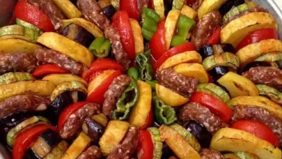 Lezzet şöleninin vazgeçilmezi! Deneyen herkes hayran kalacak: Fırında Sebzeli Köfte Tarifi