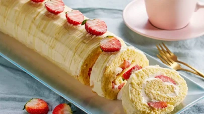 Ev yapımı pastane kalitesinde muhteşem bir lezzet: Pürüzsüz ve katlamayan rulo pasta tarifi!