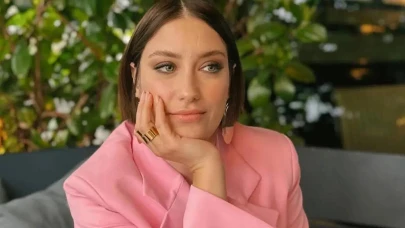 Hazal Kaya'nın yaptığı açıklama sosyal medyayı salladı! Ünlü oyuncunun esprili cevabı gülme krizine neden oldu: ‘Henüz Tarkan'la tanışmadım!’