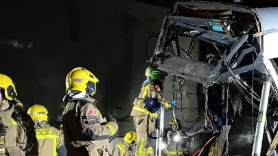 İspanya'da Tren Kazası: Raylardan Devrilen Tren İstinat Duvarına Çarptı