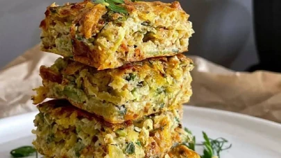 Mükemmel lezzetin sırrı: Fırında pişmiş, paçanga soslu nefis patates mücver!