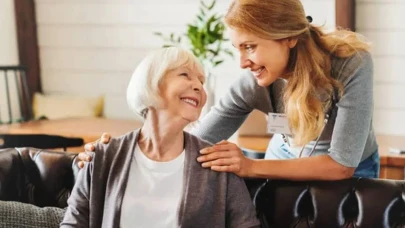 Rüyada Yaşlı Kadın Görmek Ne Demek? Rüyada Yaşlı Bir Kadına Yardım Etmek Ne Anlama geliyor?