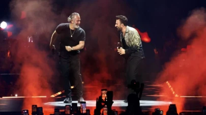 Tarkan ve Cem Yılmaz Aynı Sahneyi Paylaştı! Sosyal Medyayı Sallayan Yaş Tartışmasına Cem Yılmaz'dan Çarpıcı Cevap!