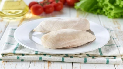 Tavuk göğsü nasıl haşlanır ve kaç dakikada pişer? İşte tavuk göğsü haşlama suyuna ekleyebileceğiniz en lezzetli malzemeler!