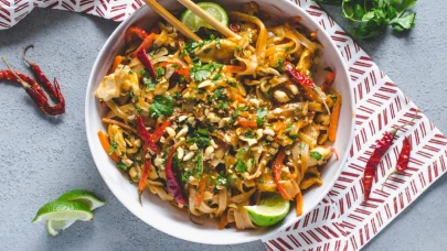 Evlerinize Uzak Doğu'nun lezzetli esintisini getirecek: Kendi Yapımı Sebzeli Pad Thai Tarifi!