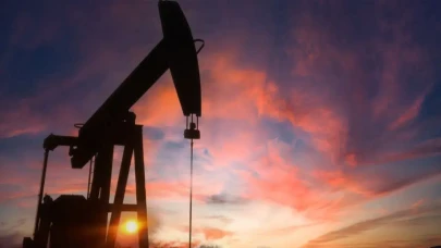 ABD'de Ticari Ham Petrol Stokları Beklentileri Aştı, Günlük Üretim Rekor Seviyede!