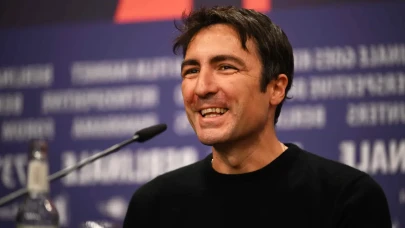 Altın Ayı, dünyanın en önemli film festivallerinden biri olan Berlin Uluslararası Film Festivali'nde verilen prestijli bir ödüldür. Altın Ayı ödülü, sinema sanatına yaptığı katkılardan dolayı seçilen yönetmenlere verilir. İlker Çatak, Türk kökenli Alman yönetmen olarak bilinmektedir. Kariyerine Almanya'da devam eden Çatak, "Esaretin Bedeli" (2016) adlı filmi ile Berlin Uluslararası Film Festivali'nde Altın Ayı Ödülü kazanmıştır.Sarı Zarflar filmi politik bir içeriğe sahiptir ve toplumsal konuları ele almaktadır. Film, yönetmen İlker Çatak'ın sinemaya politik bir bakış açısıyla yaklaştığını göstermektedir.Özgü Namal ise Türk oyuncu ve şarkıcıdır. Kendisi başarılı oyunculuk performansıyla pek çok ödül kazanmıştır ancak Berlin Uluslararası Film Festivali'nde Altın Ayı ödülü almamıştır.