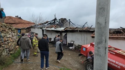 Balıkesir'in Sındırgı ilçesinde meydana gelen yangın faciasında bitişik evler alev alev yandı, 1 kişi yaralandı!