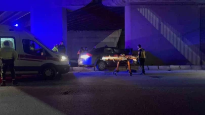 Eskişehir çevreyolunda köprüye çarpan araçta sıkışan yaralılardan biri ağır durumda