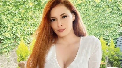 Mine Tugay'ın merdiven pozlarıyla sosyal medyada ilgi odağı oldu, takipçilerinden tam not aldı!