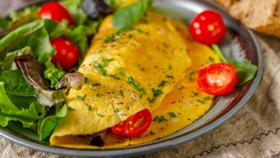 Lezzetli ve Pratik Kahvaltılık Omlet Tarifi: Sadece 2 Yumurta Kullanarak Harika Bir Lezzet!