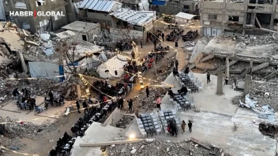 Gazze'de hasar gören binaların enkazı üzerinde düzenlenen toplu iftar programı umut dağıttı