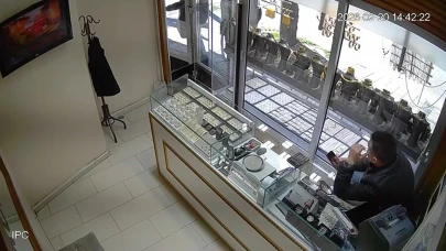 Kask, eldiven, silah... Kuyumcudaki film sahnelerini aratmayan soygun anı kameralara böyle yansıdı!