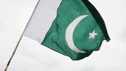 Pakistan'da Ters Yönde Giden Otobüs Tır ile Çarpıştı: 11 Ölü, 10 Yaralı!