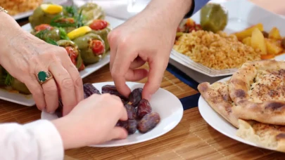 Ramazan Ayında Yapılan İftar Hataları, Vücuda Nasıl Zarar Veriyor?