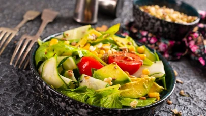 Spor Yapanlar İçin İdeal: Protein ve Vitamin Dolu Az Kalorili Salata Tarifi!