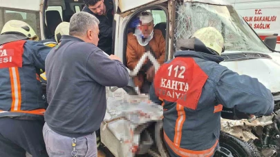 Tır biçti, minibüs dağıldı! Adıyaman'da bir saniyelik ihmal, 7 kişilik dram...