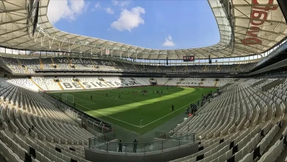 Beşiktaş'ta Yeni Bir Sergi Alanı Oluşturuldu: Antre 1903'te 'Duruş' Konulu Sergi Sanatseverleri Bekliyor!