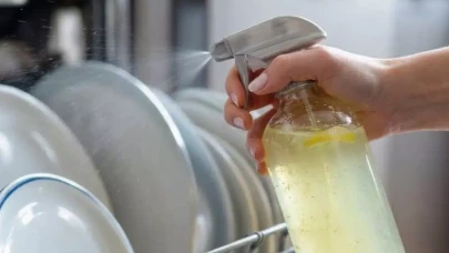 Bulaşık makinesinde sirke kullanımı parlatıcı yerine mümkün mü? İşe yarıyor mu ve zararlı mı?