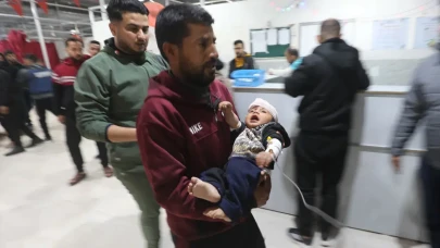 Gazze'de İsrail'in Sivilleri Hedef Aldığı Çadırların Altında Ölü ve Yaralılar Bulundu