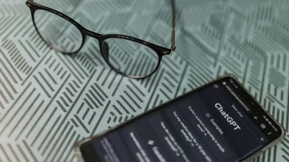 OpenAI'nin Pentagon ile yaptığı sözleşmeye karşı tepkiler yükseliyor, Claude ise App Store'da zirveye yerleşti